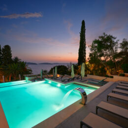 Moeesy Night Pool